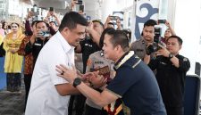 Gubernur Sumut Bobby Nasution menyambut hangat Kapolda Sumut baru Irjen Sonny Irawan di Bandara Kualanamu, Selasa (6/10/2026). Tanjak Melayu disematkan sebagai simbol penghormatan, sinergi Pemprov–Polda diperkuat. Foto: Ist.