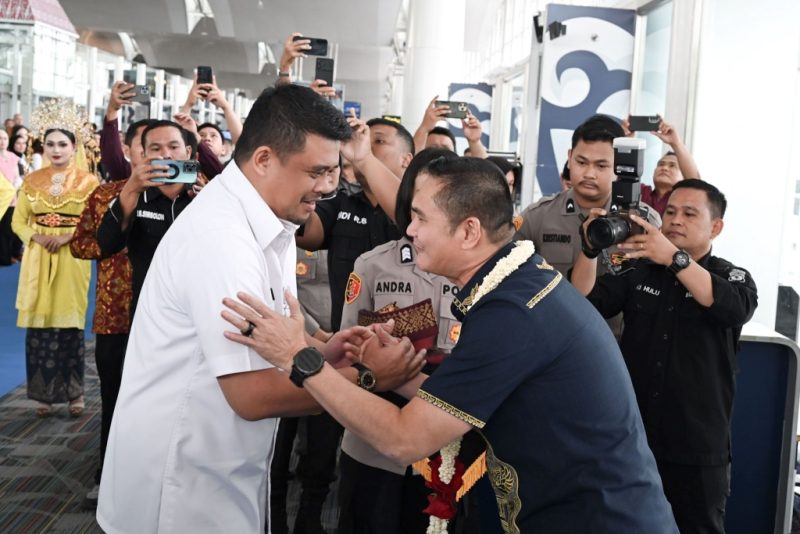 Gubernur Sumut Bobby Nasution menyambut hangat Kapolda Sumut baru Irjen Sonny Irawan di Bandara Kualanamu, Selasa (6/10/2026). Tanjak Melayu disematkan sebagai simbol penghormatan, sinergi Pemprov–Polda diperkuat. Foto: Ist.
