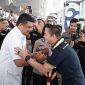 Gubernur Sumut Bobby Nasution menyambut hangat Kapolda Sumut baru Irjen Sonny Irawan di Bandara Kualanamu, Selasa (6/10/2026). Tanjak Melayu disematkan sebagai simbol penghormatan, sinergi Pemprov–Polda diperkuat. Foto: Ist.