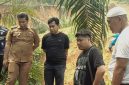 Camat Sungaikanan, Yusran Hasian Harahap SE MM (dua kiri), Perwakilan Kebun B Simangunsong (tiga kanan), Tokoh masyarakat H Kodirun Harahap SH (dua kanan) bersama jajaran Polsek Sungaikanan dan Personel Koramil 12/Langgapayung saat meninjau langsung longsor hebat sudut Kebun B di Desa Sabungan, Sungaikanan, Labusel, kemarin. Foto: D|maruli siregar