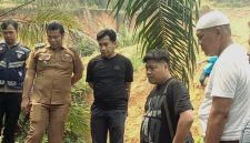 Camat Sungaikanan, Yusran Hasian Harahap SE MM (dua kiri), Perwakilan Kebun B Simangunsong (tiga kanan), Tokoh masyarakat H Kodirun Harahap SH (dua kanan) bersama jajaran Polsek Sungaikanan dan Personel Koramil 12/Langgapayung saat meninjau langsung longsor hebat sudut Kebun B di Desa Sabungan, Sungaikanan, Labusel, kemarin. Foto: D|maruli siregar