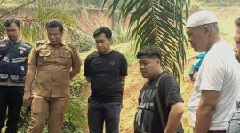Camat Sungaikanan, Yusran Hasian Harahap SE MM (dua kiri), Perwakilan Kebun B Simangunsong (tiga kanan), Tokoh masyarakat H Kodirun Harahap SH (dua kanan) bersama jajaran Polsek Sungaikanan dan Personel Koramil 12/Langgapayung saat meninjau langsung longsor hebat sudut Kebun B di Desa Sabungan, Sungaikanan, Labusel, kemarin. Foto: D|maruli siregar