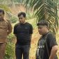 Camat Sungaikanan, Yusran Hasian Harahap SE MM (dua kiri), Perwakilan Kebun B Simangunsong (tiga kanan), Tokoh masyarakat H Kodirun Harahap SH (dua kanan) bersama jajaran Polsek Sungaikanan dan Personel Koramil 12/Langgapayung saat meninjau langsung longsor hebat sudut Kebun B di Desa Sabungan, Sungaikanan, Labusel, kemarin. Foto: D|maruli siregar