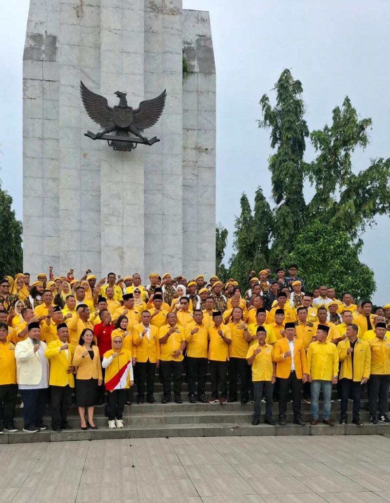 HUT ke-62 Golkar: Andar Amin Harahap Pimpin Ziarah Khidmat 500 Kader di TMP Medan. (Foto:Ist) 
