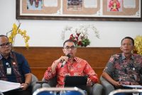 Kepala Biro Administrasi Pembangunan Setdaprovsu Faisal Arif Nasution saat Temu Pers di Medan, Kamis (8/10/2026). Pemprov Sumut salurkan BKP Rp325 miliar ke 30 kabupaten/kota, fokus perbaikan infrastruktur jalan, realisasi jadi pertimbangan reward 2027. Foto: Ist.