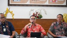 Kepala Biro Administrasi Pembangunan Setdaprovsu Faisal Arif Nasution saat Temu Pers di Medan, Kamis (8/10/2026). Pemprov Sumut salurkan BKP Rp325 miliar ke 30 kabupaten/kota, fokus perbaikan infrastruktur jalan, realisasi jadi pertimbangan reward 2027. Foto: Ist.