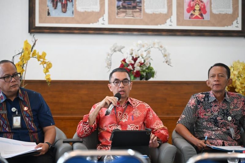 Kepala Biro Administrasi Pembangunan Setdaprovsu Faisal Arif Nasution saat Temu Pers di Medan, Kamis (8/10/2026). Pemprov Sumut salurkan BKP Rp325 miliar ke 30 kabupaten/kota, fokus perbaikan infrastruktur jalan, realisasi jadi pertimbangan reward 2027. Foto: Ist.