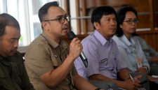 Kepala Biro Perekonomian Setdaprovsu Evan Botung Daulay saat menjelaskan langkah Pemprov Sumut kendalikan harga cabai: pasok dalam daerah dulu, serap panen petani, atur masa tanam, Selasa (6/10/2026). Foto: Ist.
