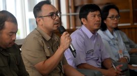 Kepala Biro Perekonomian Setdaprovsu Evan Botung Daulay saat menjelaskan langkah Pemprov Sumut kendalikan harga cabai: pasok dalam daerah dulu, serap panen petani, atur masa tanam, Selasa (6/10/2026). Foto: Ist.