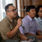 Kepala Biro Perekonomian Setdaprovsu Evan Botung Daulay saat menjelaskan langkah Pemprov Sumut kendalikan harga cabai: pasok dalam daerah dulu, serap panen petani, atur masa tanam, Selasa (6/10/2026). Foto: Ist.