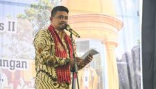 Gubernur Sumatera Utara, Muhammad Bobby Afif Nasution, menyampaikan sambutan serta imbauan kepada rumah ibadah untuk aktif terlibat dalam upaya pemberantasan narkoba pada acara Pemberkatan Santuario Paroki St. Yohanes Paulus II di Namo Pencawir, Kabupaten Deliserdang. Foto: Ist.