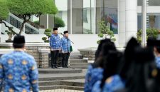 Pj Sekdaprov Sumut Timur Tumanggor memimpin upacara peringatan Hari Kesaktian Pancasila di Halaman Kantor Gubernur Sumut, Medan, Kamis (1/10/2026). Foto: Ist.