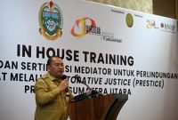 Pj Sekdaprov Sumut Timur Tumanggor membuka Pelatihan Mediator bagi Paralegal di Medan, Senin (12/10/2026). Perkuat akses keadilan nonlitigasi, 713 dari 800 kasus telah tuntas, program PRESTICE didorong jangkau seluruh desa. Foto: Ist.