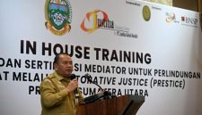 Pj Sekdaprov Sumut Timur Tumanggor membuka Pelatihan Mediator bagi Paralegal di Medan, Senin (12/10/2026). Perkuat akses keadilan nonlitigasi, 713 dari 800 kasus telah tuntas, program PRESTICE didorong jangkau seluruh desa. Foto: Ist.