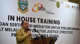 Pj Sekdaprov Sumut Timur Tumanggor membuka Pelatihan Mediator bagi Paralegal di Medan, Senin (12/10/2026). Perkuat akses keadilan nonlitigasi, 713 dari 800 kasus telah tuntas, program PRESTICE didorong jangkau seluruh desa. Foto: Ist.