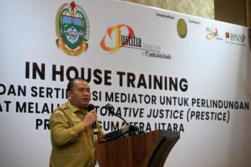 Pj Sekdaprov Sumut Timur Tumanggor membuka Pelatihan Mediator bagi Paralegal di Medan, Senin (12/10/2026). Perkuat akses keadilan nonlitigasi, 713 dari 800 kasus telah tuntas, program PRESTICE didorong jangkau seluruh desa. Foto: Ist.