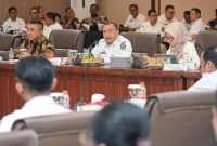 Pj Sekdaprov Sumut Timur Tumanggor saat rapat sinkronisasi Listrik Perdesaan di PLN UID Sumut, Medan, Rabu (7/10/2026). 106 lokasi 2026 fokus Nias & Madina, target Rasio Elektrifikasi 100% pada 2029. Foto: Ist.