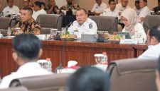 Pj Sekdaprov Sumut Timur Tumanggor saat rapat sinkronisasi Listrik Perdesaan di PLN UID Sumut, Medan, Rabu (7/10/2026). 106 lokasi 2026 fokus Nias & Madina, target Rasio Elektrifikasi 100% pada 2029. Foto: Ist.