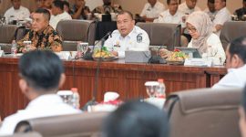 Pj Sekdaprov Sumut Timur Tumanggor saat rapat sinkronisasi Listrik Perdesaan di PLN UID Sumut, Medan, Rabu (7/10/2026). 106 lokasi 2026 fokus Nias & Madina, target Rasio Elektrifikasi 100% pada 2029. Foto: Ist.
