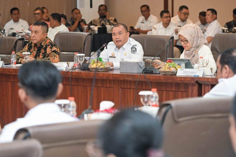 Pj Sekdaprov Sumut Timur Tumanggor saat rapat sinkronisasi Listrik Perdesaan di PLN UID Sumut, Medan, Rabu (7/10/2026). 106 lokasi 2026 fokus Nias & Madina, target Rasio Elektrifikasi 100% pada 2029. Foto: Ist.