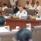 Pj Sekdaprov Sumut Timur Tumanggor saat rapat sinkronisasi Listrik Perdesaan di PLN UID Sumut, Medan, Rabu (7/10/2026). 106 lokasi 2026 fokus Nias & Madina, target Rasio Elektrifikasi 100% pada 2029. Foto: Ist.