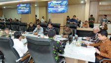 Rapat monitoring dan evaluasi percepatan pembangunan huntap pascabencana yang digelar di ruang rapat Kantor Gubernur Sumut, Jumat (9/10/2026). Foto: Ist.