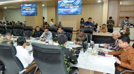Rapat monitoring dan evaluasi percepatan pembangunan huntap pascabencana yang digelar di ruang rapat Kantor Gubernur Sumut, Jumat (9/10/2026). Foto: Ist.