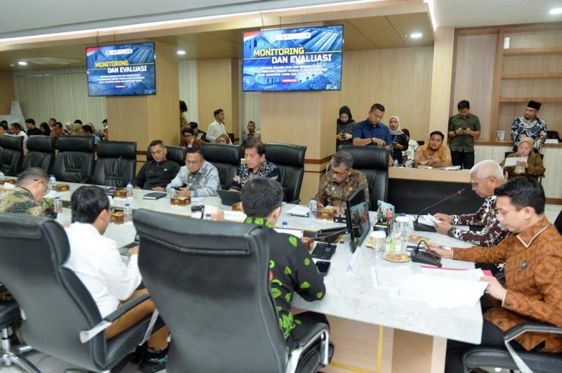 Rapat monitoring dan evaluasi percepatan pembangunan huntap pascabencana yang digelar di ruang rapat Kantor Gubernur Sumut, Jumat (9/10/2026). Foto: Ist.