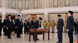 Suasana pengambilan sumpah jabatan dan pelantikan 188 pejabat administrator serta pengawas Pemprov Sumut di Aula Raja Inal Siregar, Kantor Gubernur Sumut, Senin (5/10/2026). Wagub Surya menekankan sinergi dan kerja nyata demi pelayanan publik. Foto: Ist.