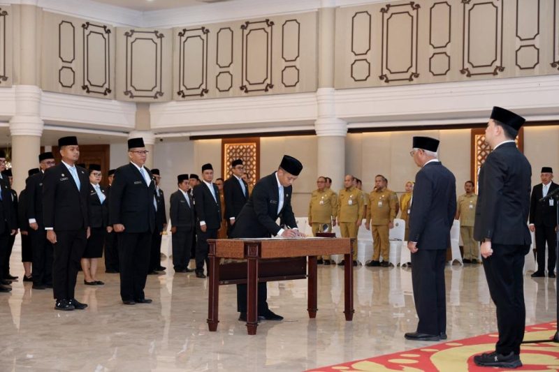 Suasana pengambilan sumpah jabatan dan pelantikan 188 pejabat administrator serta pengawas Pemprov Sumut di Aula Raja Inal Siregar, Kantor Gubernur Sumut, Senin (5/10/2026). Wagub Surya menekankan sinergi dan kerja nyata demi pelayanan publik. Foto: Ist.