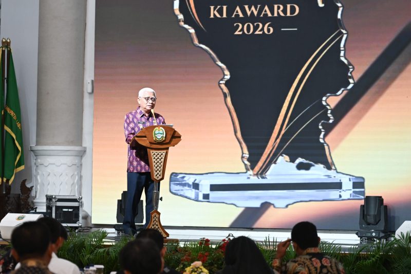 Wakil Gubernur Sumatera Utara Surya saat memberikan sambutan dalam Penganugerahan Komisi Informasi (KI) Sumut Award 2026 di Aula Raja Inal Siregar, Medan, Selasa (20/10/2026). Foto: Ist.