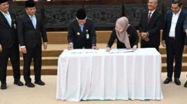 enandatanganan kesepakatan Ranperda antara Pemprov Sumut dan DPRD Sumut, Rabu (28/10/2026). Foto: Ist.