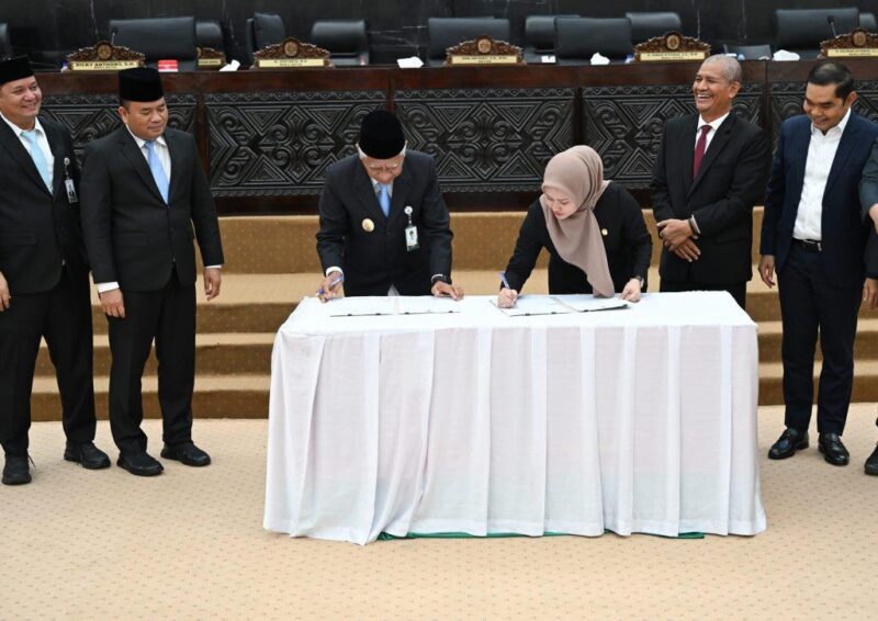 enandatanganan kesepakatan Ranperda antara Pemprov Sumut dan DPRD Sumut, Rabu (28/10/2026). Foto: Ist.