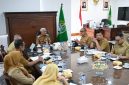 Wakil Gubernur Sumut Surya memimpin rapat percepatan penyerahan aset RSUD dr M Thomsen Nias di Kantor Gubernur Sumut, Senin (19/10/2026). Foto: Ist.