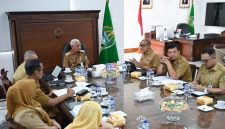 Wakil Gubernur Sumut Surya memimpin rapat percepatan penyerahan aset RSUD dr M Thomsen Nias di Kantor Gubernur Sumut, Senin (19/10/2026). Foto: Ist.