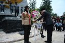 Wakil Gubernur Sumut Surya meletakkan karangan bunga di Tugu Letda Sujono, Bandar Betsy, Simalungun, Kamis (1/10/2026), peringati Hari Kesaktian Pancasila sekaligus hormati jasa pahlawan. Foto: Ist.