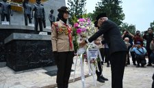Wakil Gubernur Sumut Surya meletakkan karangan bunga di Tugu Letda Sujono, Bandar Betsy, Simalungun, Kamis (1/10/2026), peringati Hari Kesaktian Pancasila sekaligus hormati jasa pahlawan. Foto: Ist.