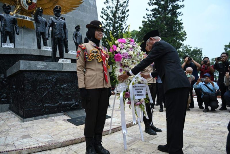 Wakil Gubernur Sumut Surya meletakkan karangan bunga di Tugu Letda Sujono, Bandar Betsy, Simalungun, Kamis (1/10/2026), peringati Hari Kesaktian Pancasila sekaligus hormati jasa pahlawan. Foto: Ist.