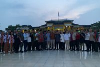 Pengurus FKN Sumut beserta tokoh lintas suku dan agama berfoto bersama di halaman Istana Maimon, Medan, Rabu (1/10/2026). 23 paguyuban berkumpul perkuat persatuan dan keberagaman Nusantara. Foto: Ist.