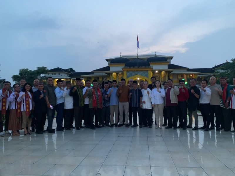 Pengurus FKN Sumut beserta tokoh lintas suku dan agama berfoto bersama di halaman Istana Maimon, Medan, Rabu (1/10/2026). 23 paguyuban berkumpul perkuat persatuan dan keberagaman Nusantara. Foto: Ist.