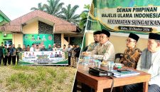 Usai Musda IV MUI Sungaikanan, peserta berfoto bersama di halaman kantornya (foto kiri). Ketua terpilih MUI Sungaikanan H Muhammad Romali Siregar (kanan), Kepala KUA Sungaikanan Muhammad Dani Butar-Butar, Ketua MUI Labusel Makmur Ismail Harahap dan Sekretris Umum MUI Labusel athoriq Mustaqim Tambak saat pembukaan Musda IV. Foto: dok-mui-sungaikanan