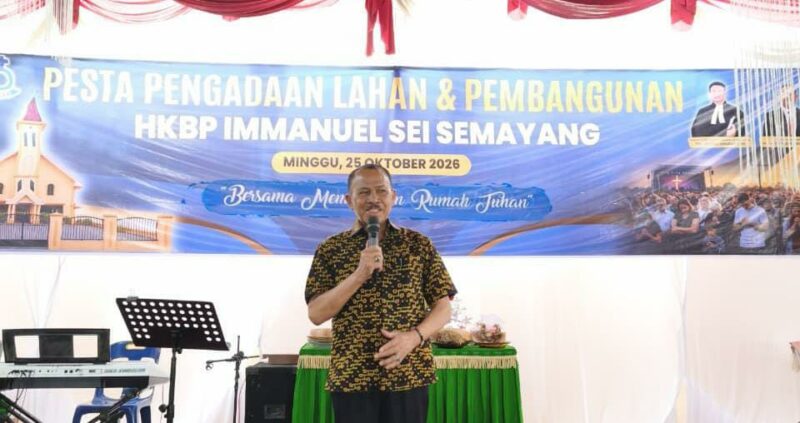 Anggota DPR RI Fraksi Golkar Dapil Sumut I Maruli Siahaan menyampaikan sambutan dalam Pesta Pengadaan Lahan dan Pembangunan HKBP Immanuel Sei Semayang, Deli Serdang, Minggu (25/10/2026). Foto: Ist.