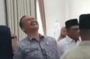 Foto: Cuplikan layar video yang diunggah akun media sosial @badanperwakilannetizen2 terkait kunjungan yang diduga melibatkan Kabag Kesra Deli Serdang saat menjenguk santri korban dugaan keracunan.