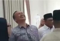Foto: Cuplikan layar video yang diunggah akun media sosial @badanperwakilannetizen2 terkait kunjungan yang diduga melibatkan Kabag Kesra Deli Serdang saat menjenguk santri korban dugaan keracunan.