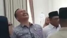 Foto: Cuplikan layar video yang diunggah akun media sosial @badanperwakilannetizen2 terkait kunjungan yang diduga melibatkan Kabag Kesra Deli Serdang saat menjenguk santri korban dugaan keracunan.