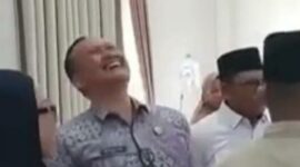Foto: Cuplikan layar video yang diunggah akun media sosial @badanperwakilannetizen2 terkait kunjungan yang diduga melibatkan Kabag Kesra Deli Serdang saat menjenguk santri korban dugaan keracunan.