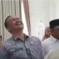 Foto: Cuplikan layar video yang diunggah akun media sosial @badanperwakilannetizen2 terkait kunjungan yang diduga melibatkan Kabag Kesra Deli Serdang saat menjenguk santri korban dugaan keracunan.