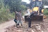 Bukti antusias, warga yang melintas di Kampung Jawa, Jalan Kabupaten penghubung Simpang Torpa Langgapayung-Aektinga, Kec. Sungaikanan, Labusel, Kamis (29/10), turut membantu saat alat berat milik PT STA memperbaiki jalan yang sejak lama bagai kubangan dan mengeruk beram jalan yang ditumbuhi belukar. Foto: ist