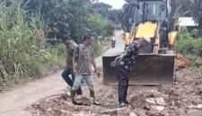 Bukti antusias, warga yang melintas di Kampung Jawa, Jalan Kabupaten penghubung Simpang Torpa Langgapayung-Aektinga, Kec. Sungaikanan, Labusel, Kamis (29/10), turut membantu saat alat berat milik PT STA memperbaiki jalan yang sejak lama bagai kubangan dan mengeruk beram jalan yang ditumbuhi belukar. Foto: ist