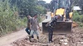 Bukti antusias, warga yang melintas di Kampung Jawa, Jalan Kabupaten penghubung Simpang Torpa Langgapayung-Aektinga, Kec. Sungaikanan, Labusel, Kamis (29/10), turut membantu saat alat berat milik PT STA memperbaiki jalan yang sejak lama bagai kubangan dan mengeruk beram jalan yang ditumbuhi belukar. Foto: ist